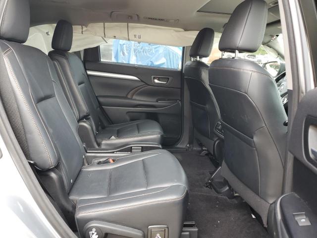 5TDKKRFHXFS044436 - 2015 TOYOTA HIGHLANDER XLE SILVER photo 11