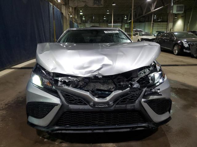 4T1G11AK5PU780996 - 2023 TOYOTA CAMRY SE NIGHT SHADE SILVER photo 5