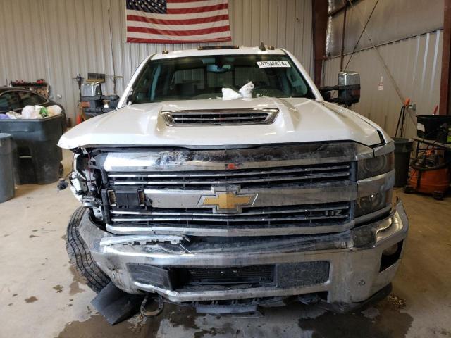 1GC4K0CY0HF203055 - 2017 CHEVROLET SILVERADO K3500 LTZ WHITE photo 5