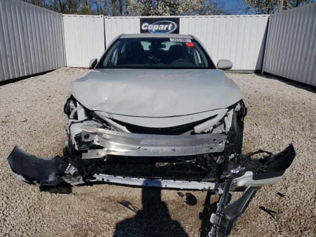 4T1G11AKXPU161312 - 2023 TOYOTA CAMRY SE NIGHT SHADE WHITE photo 5