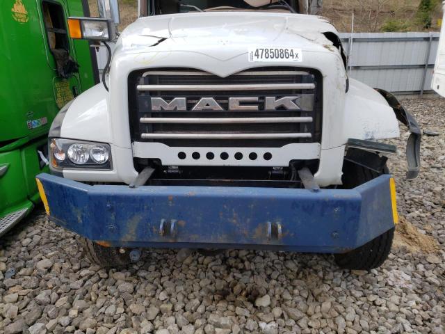 1M2AX04C5AM008220 - 2010 MACK 700 GU700 WHITE photo 7