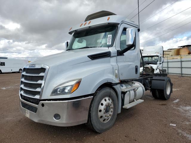 3AKBHKFG6KSLF2852 - 2019 FREIGHTLINER CASCADIA 1 فضي صورة 2