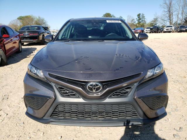 4T1G11AK8NU043904 - 2022 TOYOTA CAMRY SE GRAY photo 5