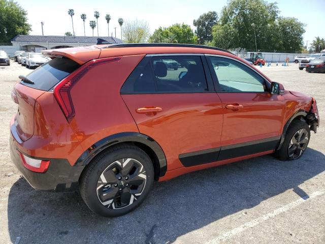 KNDCR3L15P5024977 - 2023 KIA NIRO WIND ORANGE photo 3