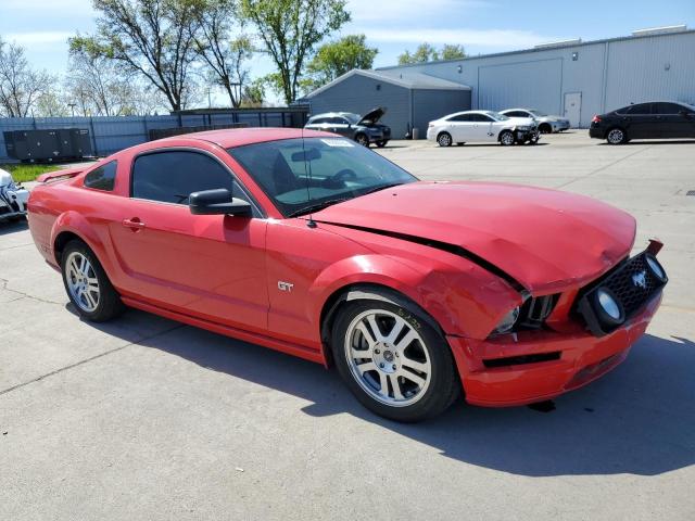 1ZVFT82H455175748 - 2005 FORD MUSTANG GT RED photo 4
