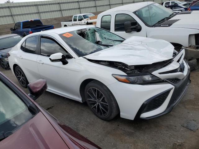 4T1G11AK0NU041080 - 2022 TOYOTA CAMRY SE WHITE photo 4