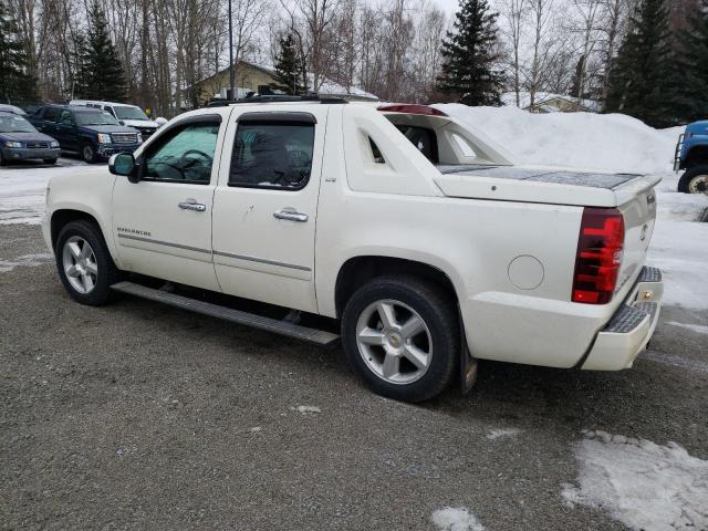 3GNTKGE74CG166308 - 2012 CHEVROLET AVALANCHE LTZ WHITE photo 2