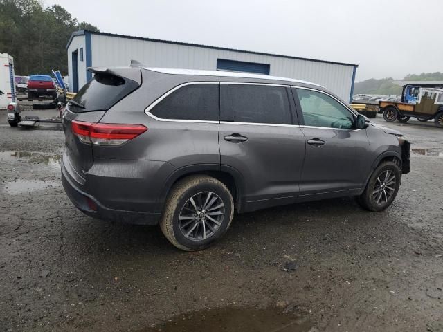 5TDKZRFH9JS539196 - 2018 TOYOTA HIGHLANDER SE GRAY photo 3