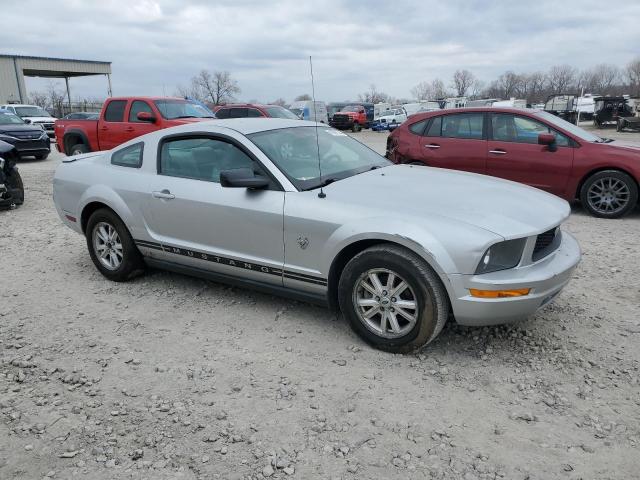 1ZVHT80N395112017 - 2009 FORD MUSTANG SILVER photo 4