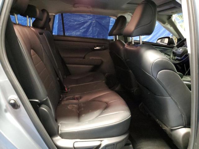 5TDGZRAH5NS141714 - 2022 TOYOTA HIGHLANDER XLE SILVER photo 11