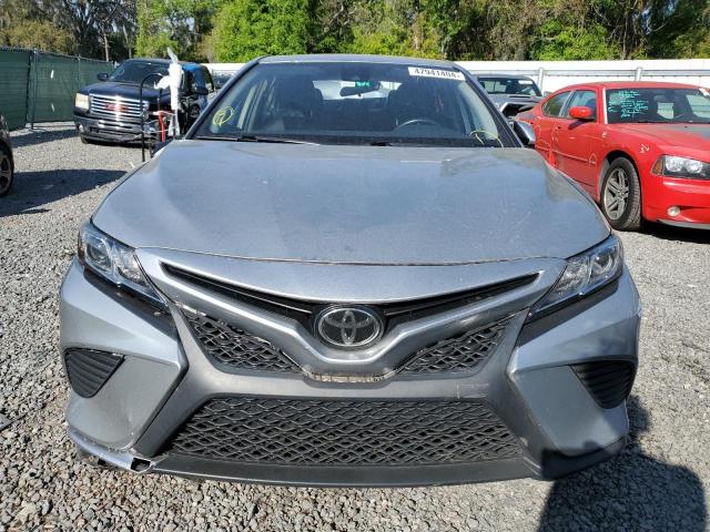 4T1G11AK7LU931010 - 2020 TOYOTA CAMRY SE SILVER photo 5