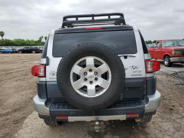 JTEZU11F570007746 - 2007 TOYOTA FJ CRUISER SILVER photo 6