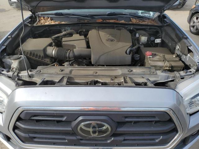 3TMBZ5DN5JM015349 - 2018 TOYOTA TACOMA DOUBLE CAB SILVER photo 11