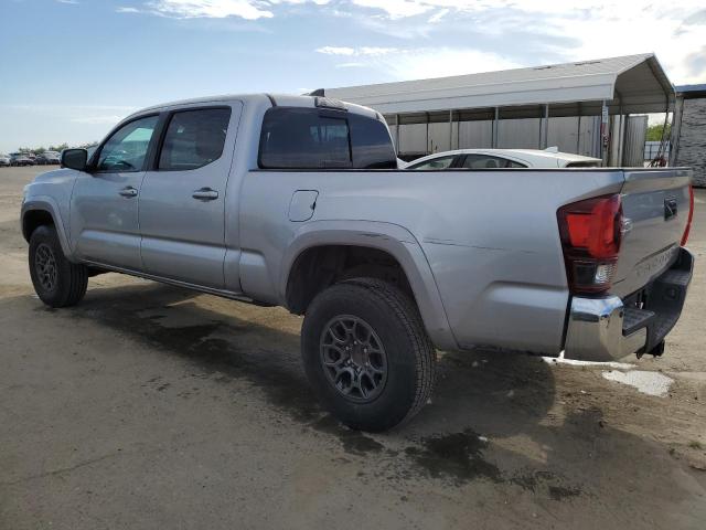 3TMBZ5DN5JM015349 - 2018 TOYOTA TACOMA DOUBLE CAB SILVER photo 2