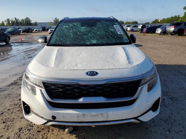 KNDEU2AA5M7124355 - 2021 KIA SELTOS S WHITE photo 5