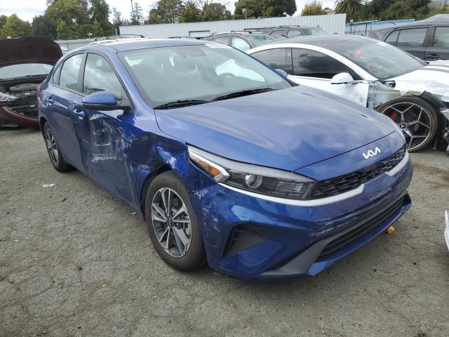 3KPF24AD9RE698724 - 2024 KIA FORTE LX BLUE photo 4