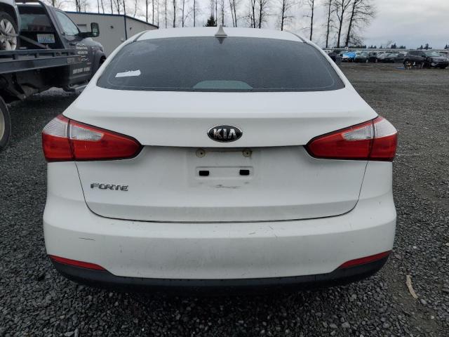 KNAFK4A69G5587596 - 2016 KIA FORTE LX WHITE photo 6