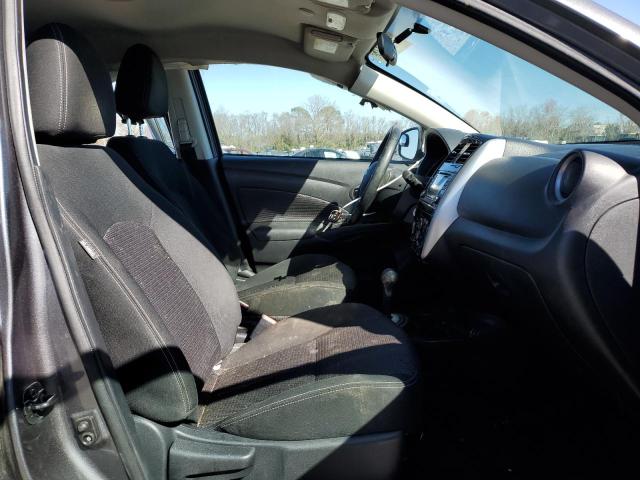 3N1CN7AP0JL827135 - 2018 NISSAN VERSA S 灰色 照片 7