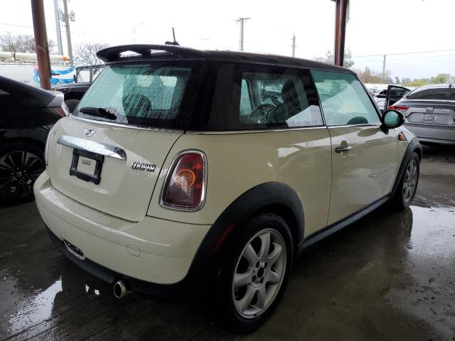 WMWMF3C51ATZ23061 - 2010 MINI COOPER WHITE photo 3