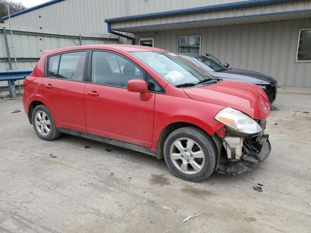 3N1BC13E89L471717 - 2009 NISSAN VERSA S RED photo 4