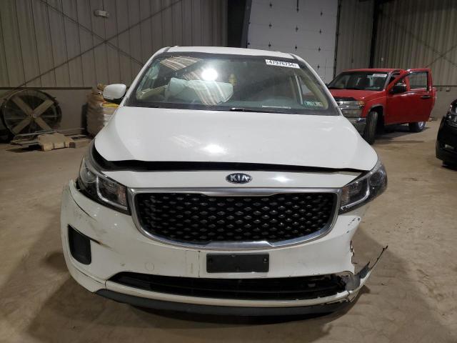 KNDMB5C16G6092915 - 2016 KIA SEDONA LX WHITE photo 5