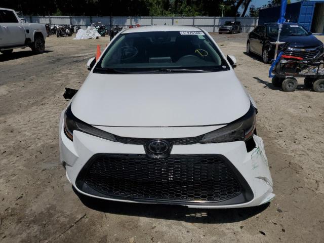 5YFEPMAE6MP170488 - 2021 TOYOTA COROLLA LE WHITE photo 5