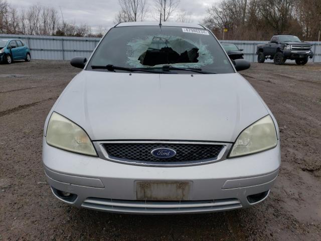 3FAFP37N55R160834 - 2005 FORD FOCUS ZX5 SILVER photo 5