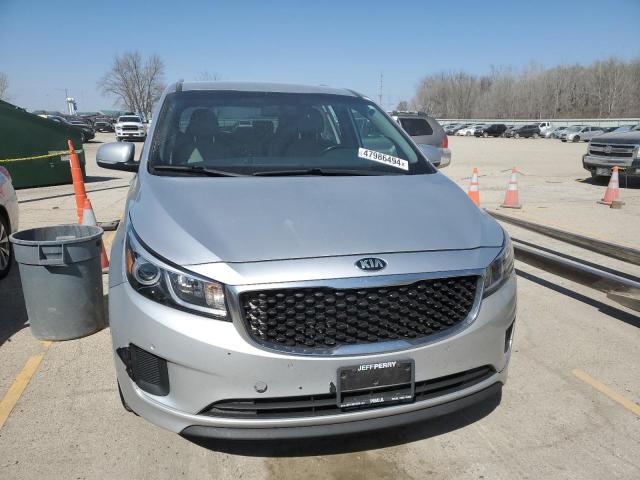 KNDMB5C11H6268688 - 2017 KIA SEDONA LX SILVER photo 5