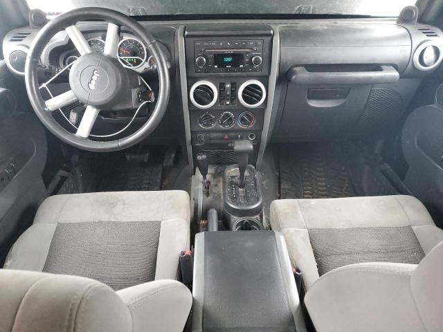 1J4BA5H13AL210747 - 2010 JEEP WRANGLER U SAHARA Qara foto 8