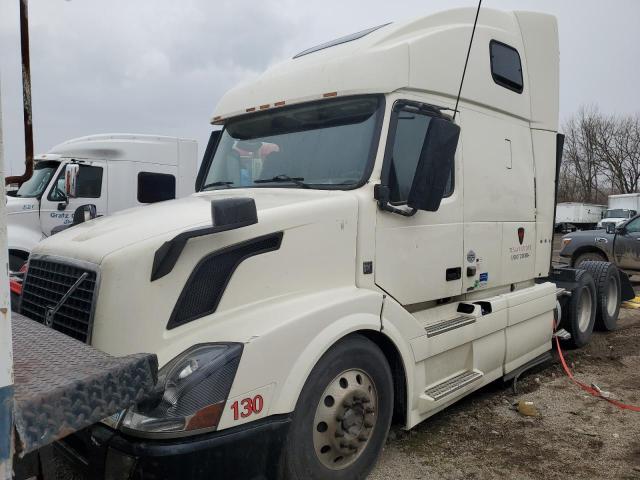 4V4NC9EH1DN553236 - 2013 VOLVO VN VNL CREAM photo 2