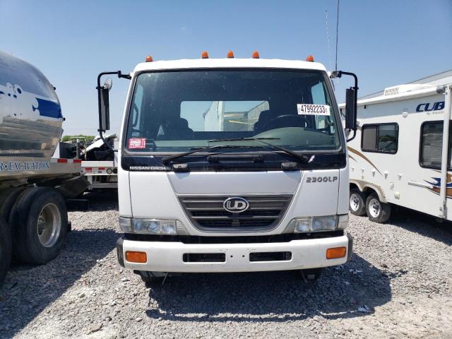 JNALC80H05AD50146 - 2005 NISSAN DIESEL UD2300 WHITE photo 5