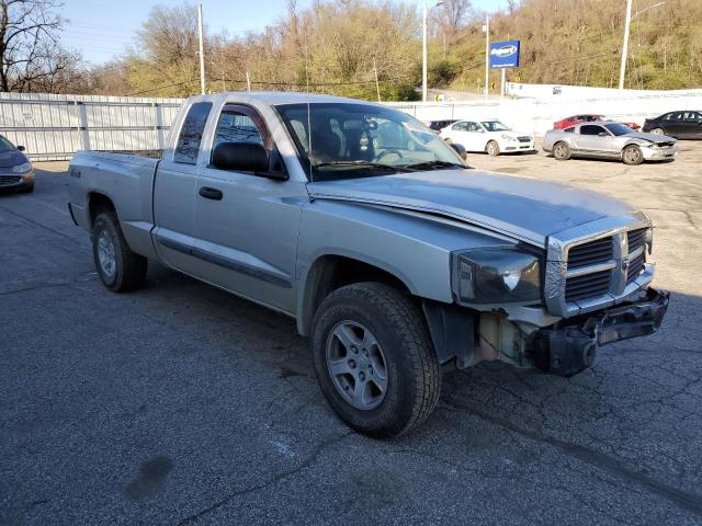 1D7HW42K27S129028 - 2007 DODGE DAKOTA SLT SILVER photo 4