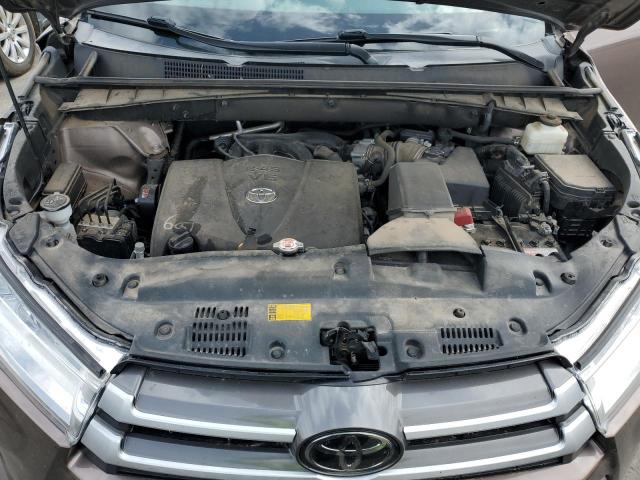 5TDJZRFH0JS877095 - 2018 TOYOTA HIGHLANDER SE BROWN photo 11