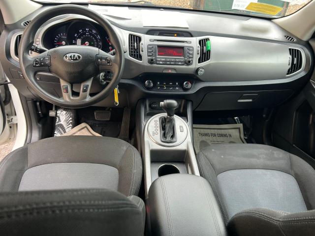 KNDPBCAC0G7855589 - 2016 KIA SPORTAGE LX WHITE photo 9