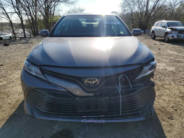 4T1B11HK9JU098484 - 2018 TOYOTA CAMRY L GRAY photo 5