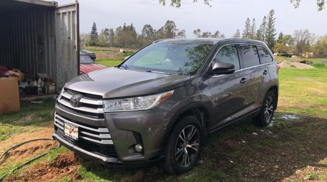 5TDJZRFH2JS903003 - 2018 TOYOTA HIGHLANDER SE BROWN photo 2