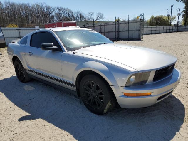 1ZVFT80N975200946 - 2007 FORD MUSTANG SILVER photo 4