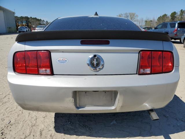 1ZVFT80N975200946 - 2007 FORD MUSTANG SILVER photo 6