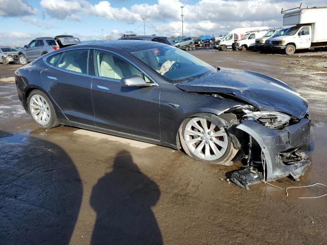 5YJSA1E22HF231002 - 2017 TESLA MODEL S ნაცრისფერი ფოტო 4