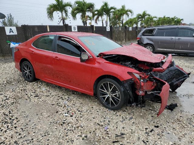 4T1G11AK4NU027750 - 2022 TOYOTA CAMRY SE RED photo 4