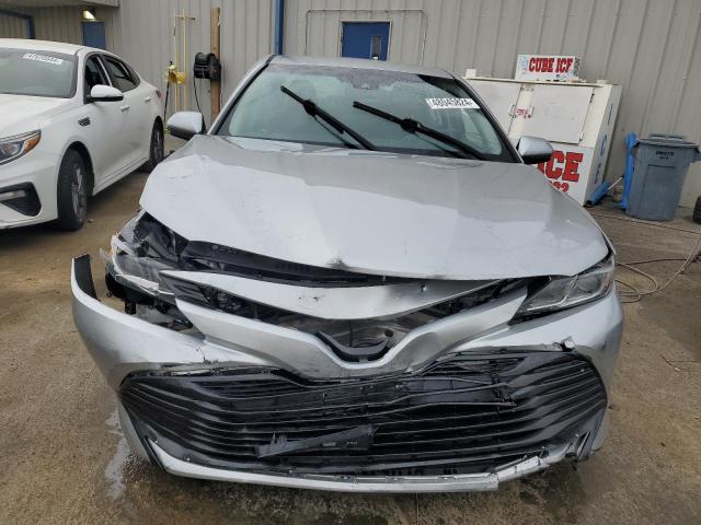 4T1B11HK0JU067365 - 2018 TOYOTA CAMRY L SILVER photo 5