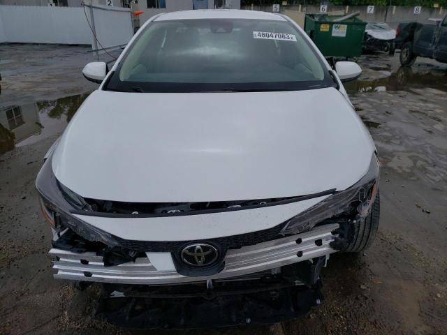 5YFEPMAE9NP329523 - 2022 TOYOTA COROLLA LE WHITE photo 5