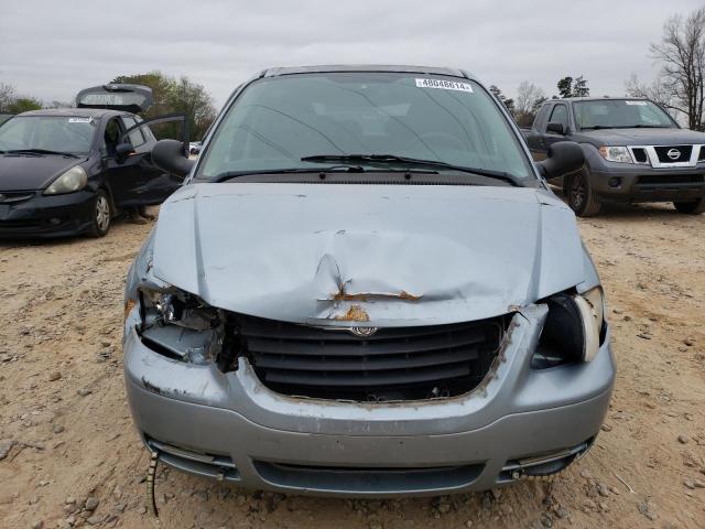 1A4GP45R76B671312 - 2006 CHRYSLER TOWN & COU BLUE photo 5