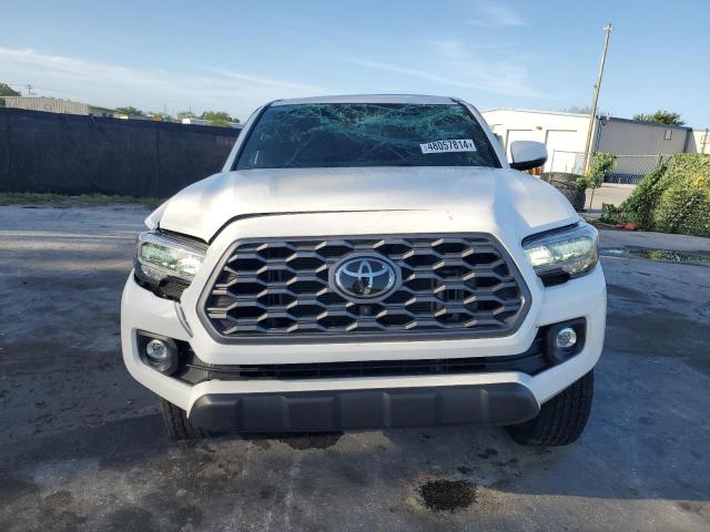 3TYCZ5AN8PT133269 - 2023 TOYOTA TACOMA DOUBLE CAB WHITE photo 5