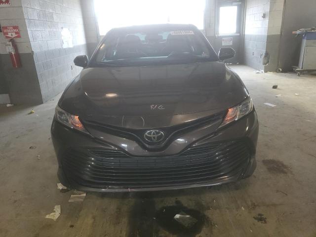 4T1B11HKXJU145537 - 2018 TOYOTA CAMRY L GRAY photo 5