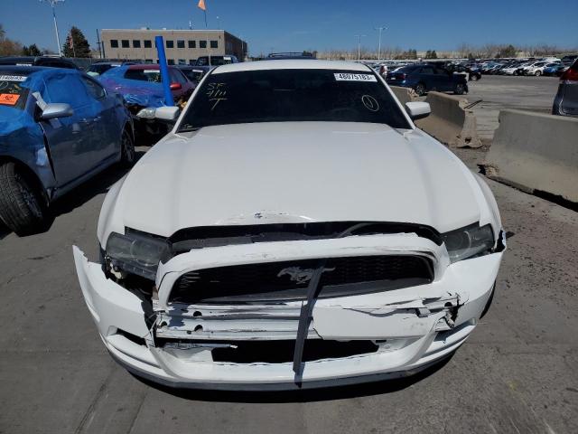 1ZVBP8AM3D5264940 - 2013 FORD MUSTANG WHITE photo 5