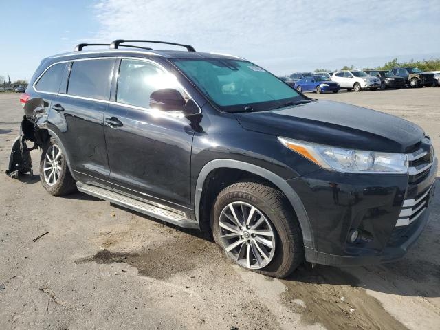 5TDJZRFH7JS840237 - 2018 TOYOTA HIGHLANDER SE BLACK photo 4