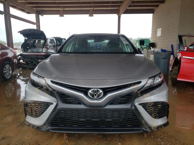 4T1G11AK3PU735345 - 2023 TOYOTA CAMRY SE NIGHT SHADE SILVER photo 5