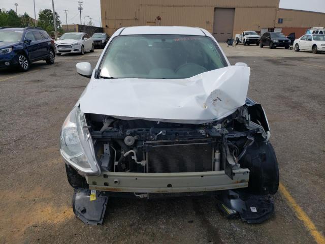 3N1CN7AP5JL814686 - 2018 NISSAN VERSA S/S S WHITE photo 5