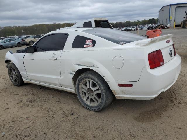 1ZVFT82H555101481 - 2005 FORD MUSTANG GT WHITE photo 2